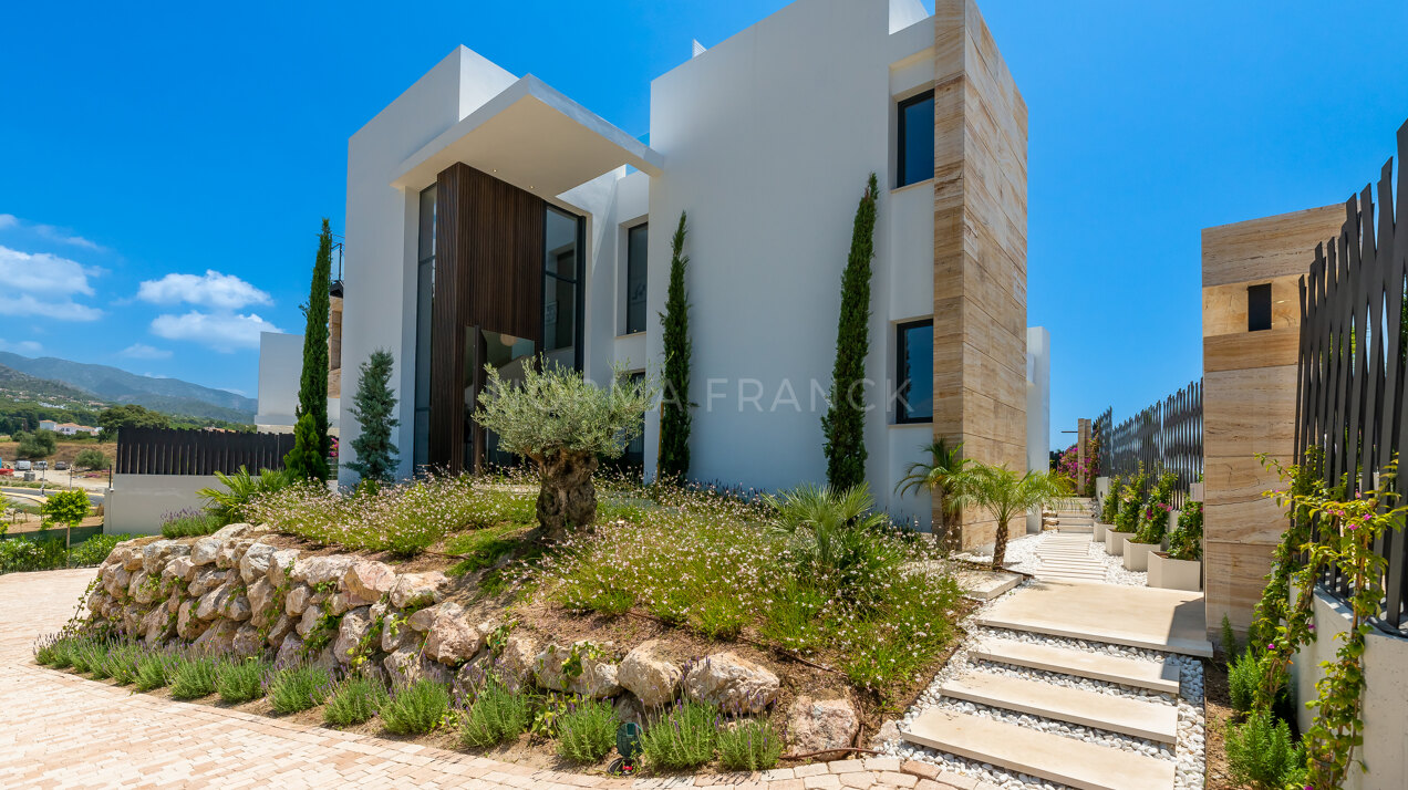 Lomas del Virrey - Residential complex of modern-style villas