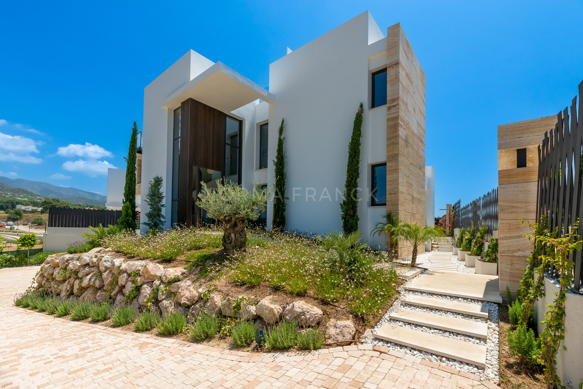 Lomas del Virrey - Residential complex of modern-style villas