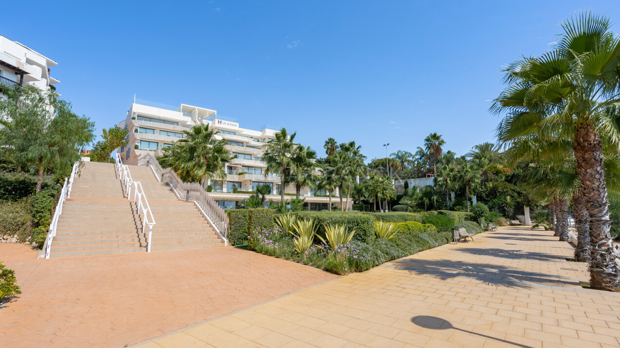 Les Rivages - Frontline Beach Duplex Apartment with Spectacular Sea Views