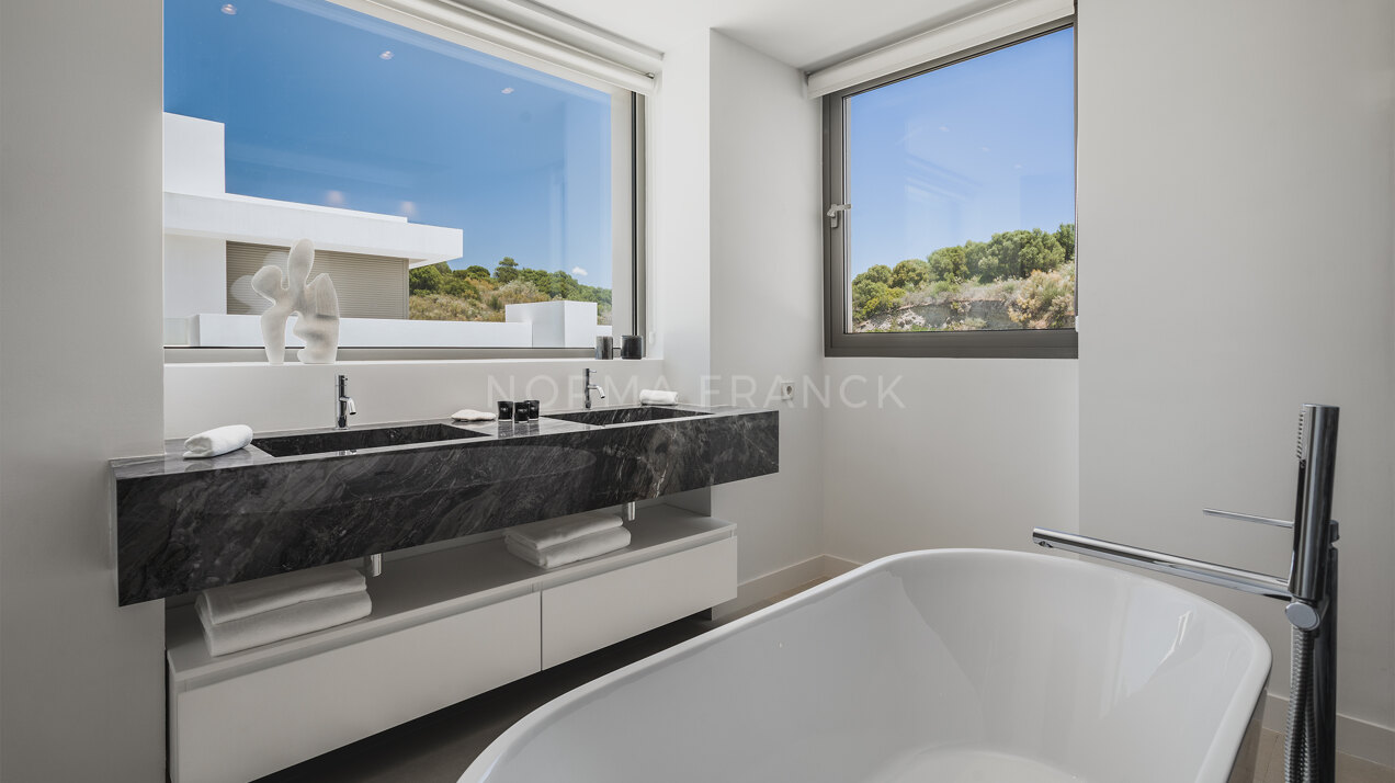 Villa Beatrix - Luxury Villa in El Paraiso Alto, Estepona