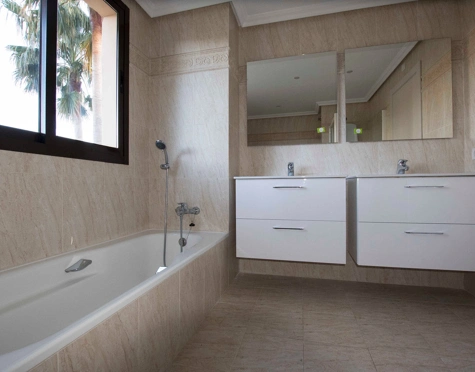 Ground Floor Apartment for sale in Benahavis