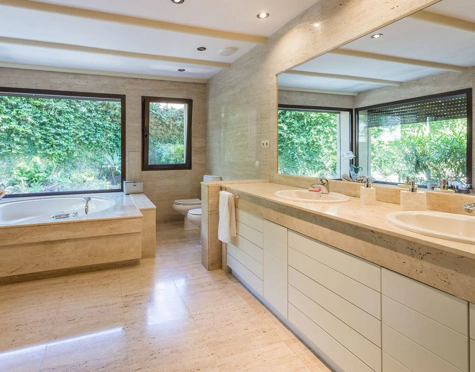 Villa en alquiler a corta temporada en Rio Real, Marbella Este