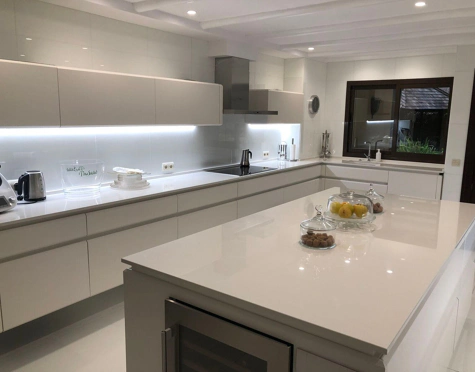 Villa en alquiler a corta temporada en Rio Real, Marbella Este