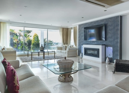LUJOSA VILLA CON VISTAS PANORÁMICAS AL MAR EN VENTA EN MARBELLA ESTE