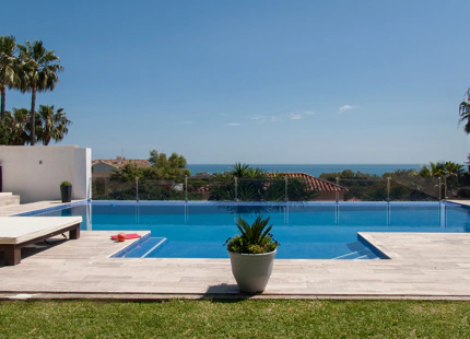LUJOSA VILLA CON VISTAS PANORÁMICAS AL MAR EN VENTA EN MARBELLA ESTE