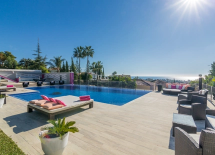 LUJOSA VILLA CON VISTAS PANORÁMICAS AL MAR EN VENTA EN MARBELLA ESTE