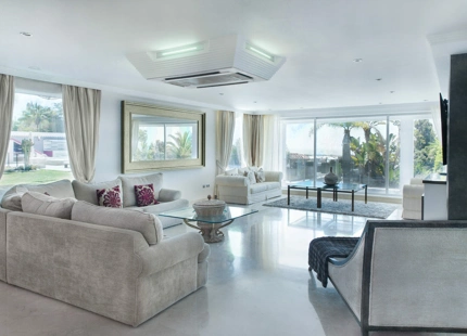 LUJOSA VILLA CON VISTAS PANORÁMICAS AL MAR EN VENTA EN MARBELLA ESTE