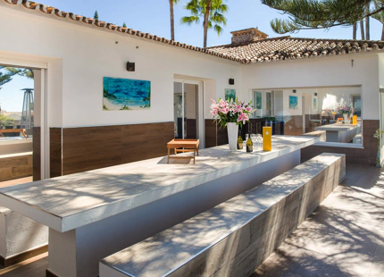 LUJOSA VILLA CON VISTAS PANORÁMICAS AL MAR EN VENTA EN MARBELLA ESTE