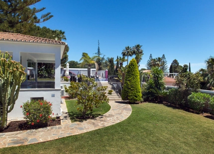 LUJOSA VILLA CON VISTAS PANORÁMICAS AL MAR EN VENTA EN MARBELLA ESTE