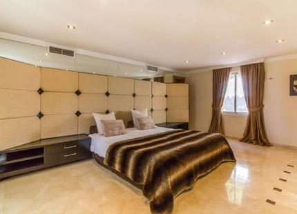 LUJOSA VILLA CON VISTAS PANORÁMICAS AL MAR EN VENTA EN MARBELLA ESTE