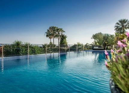LUJOSA VILLA CON VISTAS PANORÁMICAS AL MAR EN VENTA EN MARBELLA ESTE