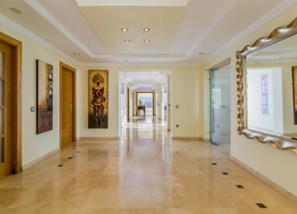 LUJOSA VILLA CON VISTAS PANORÁMICAS AL MAR EN VENTA EN MARBELLA ESTE