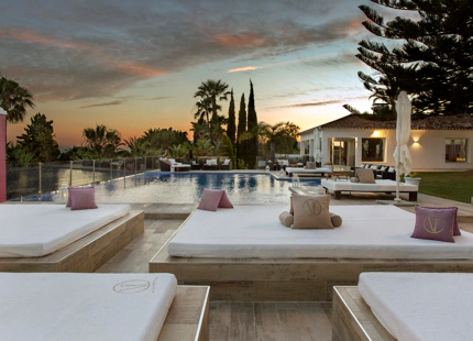LUJOSA VILLA CON VISTAS PANORÁMICAS AL MAR EN VENTA EN MARBELLA ESTE