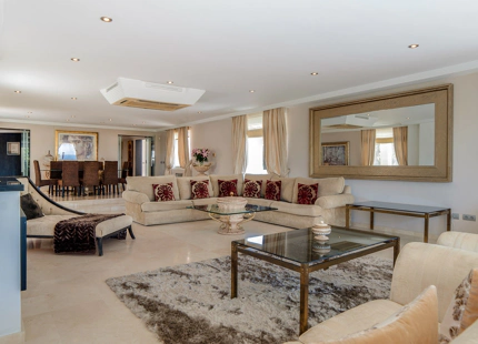 LUJOSA VILLA CON VISTAS PANORÁMICAS AL MAR EN VENTA EN MARBELLA ESTE