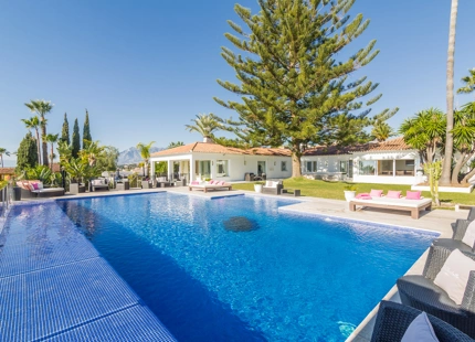 LUJOSA VILLA CON VISTAS PANORÁMICAS AL MAR EN VENTA EN MARBELLA ESTE
