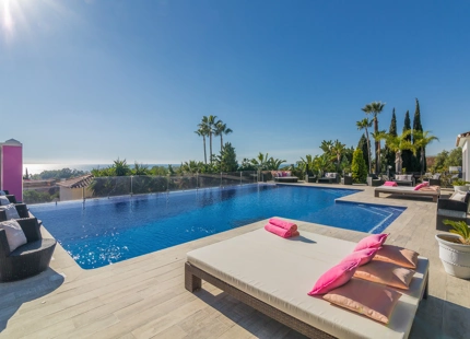 LUJOSA VILLA CON VISTAS PANORÁMICAS AL MAR EN VENTA EN MARBELLA ESTE