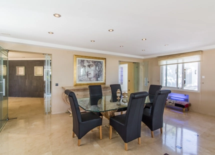 LUJOSA VILLA CON VISTAS PANORÁMICAS AL MAR EN VENTA EN MARBELLA ESTE