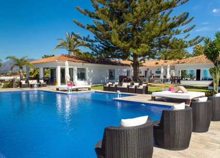 LUJOSA VILLA CON VISTAS PANORÁMICAS AL MAR EN VENTA EN MARBELLA ESTE