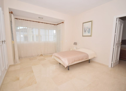 Villa en alquiler larga temporada en El Paraiso, Estepona Este