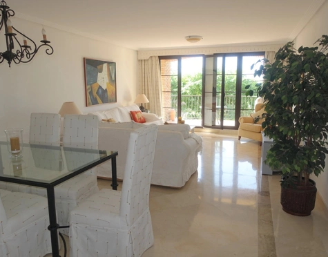 Apartamento en venta en Benahavis