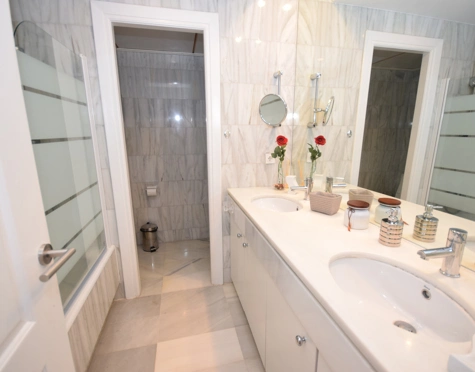 Apartment for sale in Alcazaba Beach, Estepona East