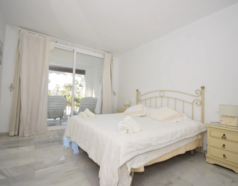 Apartment for sale in Alcazaba Beach, Estepona East