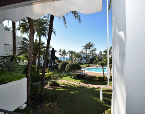 Apartment for sale in Alcazaba Beach, Estepona East