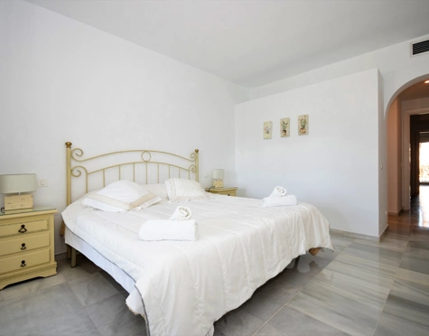Apartment for sale in Alcazaba Beach, Estepona East