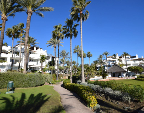 Apartment for sale in Alcazaba Beach, Estepona East