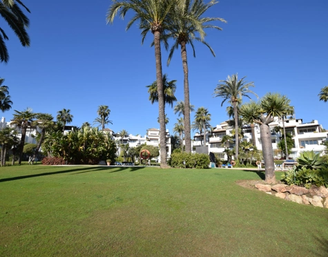 Apartment for sale in Alcazaba Beach, Estepona East