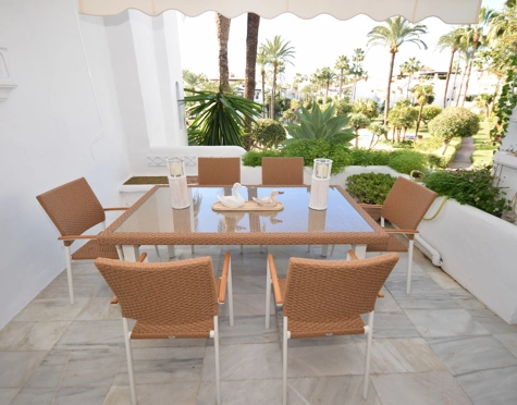 Apartment for sale in Alcazaba Beach, Estepona East