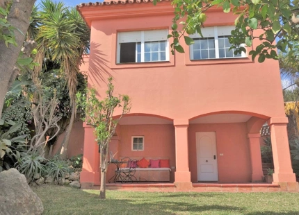 Villa en venta en Nueva Andalucia, Marbella
