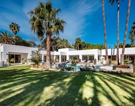 Villa for sale in El Paraiso, Estepona East