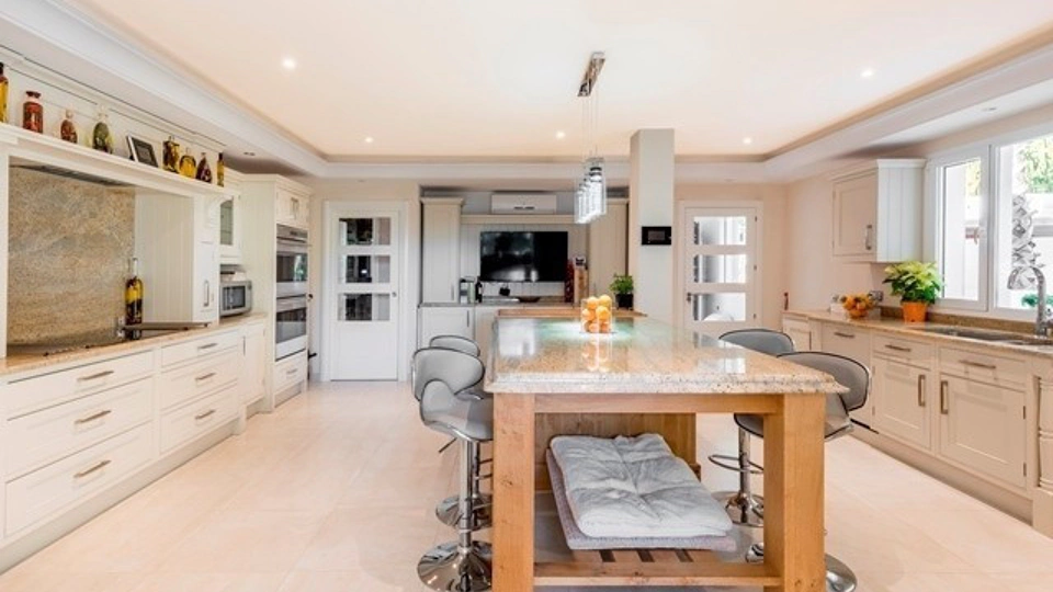 Villa en venta en El Paraiso, Estepona Este