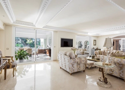 Villa en venta en El Paraiso, Estepona Este