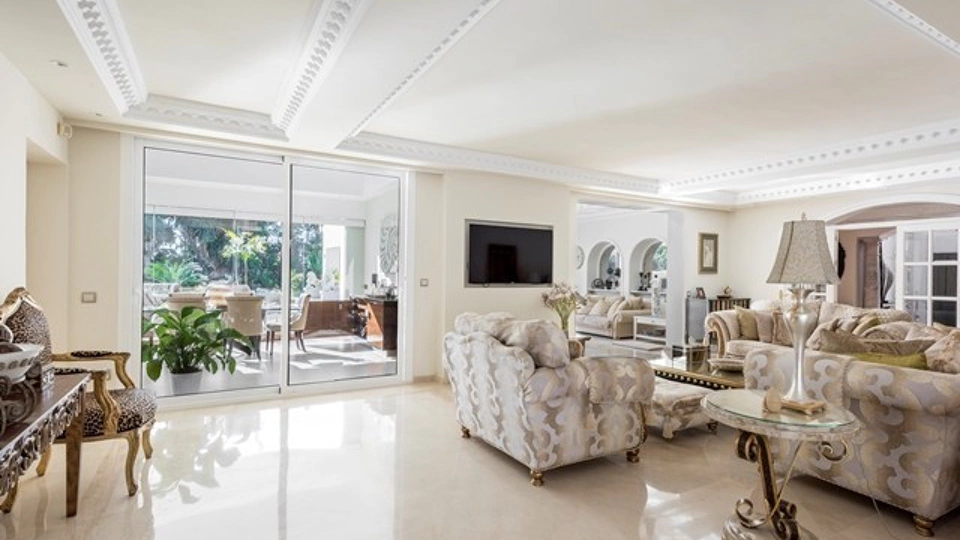 Villa en venta en El Paraiso, Estepona Este
