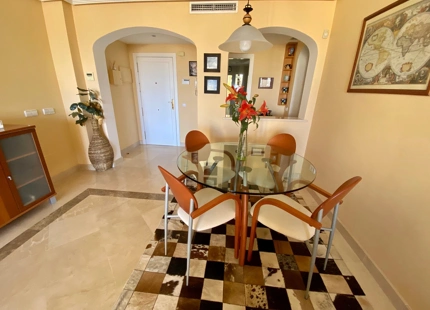 Apartamento en venta en Los Arqueros, Benahavis