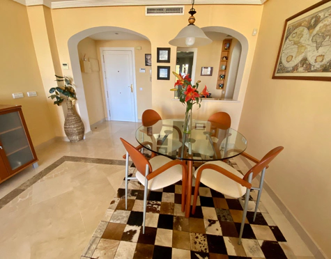 Apartamento en venta en Los Arqueros, Benahavis