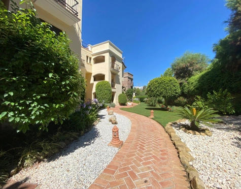 Apartamento en venta en Los Arqueros, Benahavis
