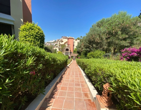 Apartamento en venta en Los Arqueros, Benahavis