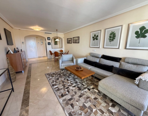 Apartamento en venta en Los Arqueros, Benahavis