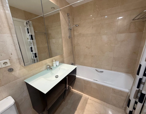 Apartamento en venta en Los Arqueros, Benahavis
