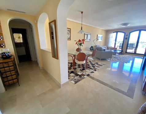 Apartamento en venta en Los Arqueros, Benahavis