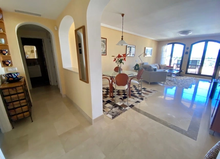 Apartamento en venta en Los Arqueros, Benahavis