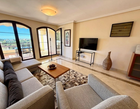 Apartamento en venta en Los Arqueros, Benahavis