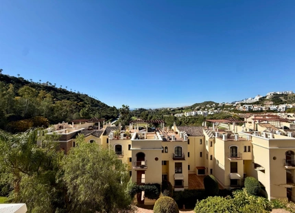 Apartamento en venta en Los Arqueros, Benahavis