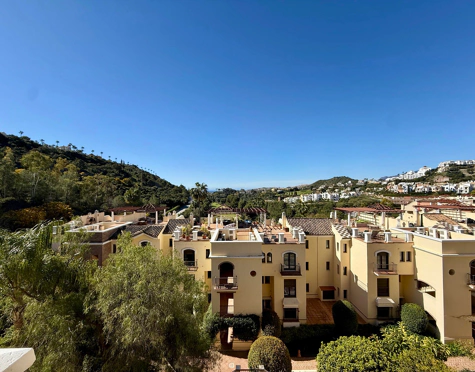 Apartamento en venta en Los Arqueros, Benahavis