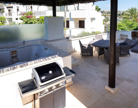 Penthouse for sale in El Paraiso, Estepona East