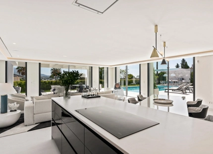 Villa en venta en Nueva Andalucia, Marbella