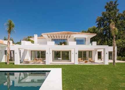 Villa en venta en El Paraiso, Estepona Este